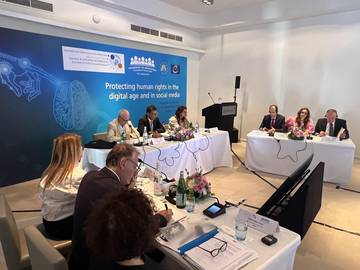 Stavba, v kateri je Muzej norosti in citat iz 39. člena Ustave Republike Slovenije na škarpi Stavba, v kateri je Muzej norosti in citat iz 39. člena Ustave Republike Slovenije na škarpi
